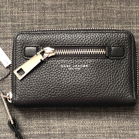 Marc Jacobs Handbags - NWT Marc Jacobs Gotham Leather Phone Wallet